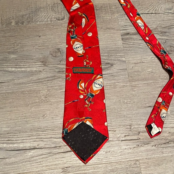 Tabasco Men’s Red Hot Sauce 100% Silk Tie Golf Theme - Picture 3 of 3